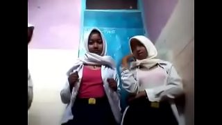 3 Siswi SMP Jilbab Lesbi di Kamar Mandi
