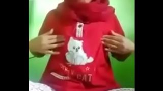 ABG Jilbab Merah Pamer Body Hot, Sampe Akhir’nya Masturbasi :V