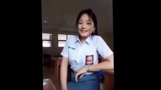 Anak SMA Pamer Paha di Kelas