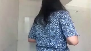 Batik Kacamata Pamer Tete Di Toilet Waktu Istirahat – FULL VIDEO: www.bit.ly/remaja18