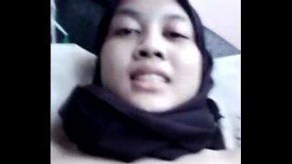 Hijaber cantik ngocok memek mulusnya karena udah sange