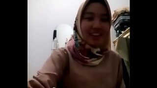 Indonesian jilbab, full 21min donwload here : http://1safe.link/Ca4GO