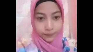 Jilbab colmek dikamar mandi
