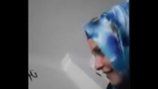 Turkish housewife with hijab gives good blowjob