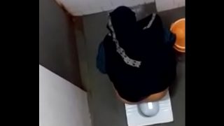 hijab arab toilet pissing