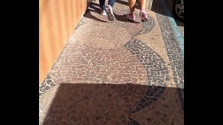Duas gostosas indo para a academia