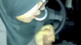 Hijab blowjob di mobil sampe crot di mulut