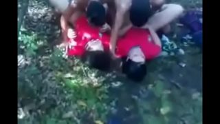 Dua cewek digangbang dihutan