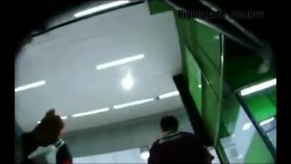 ruiva de sainha listrada indo pro trabalho