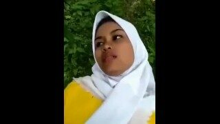 skandal hijab kuning outdoor