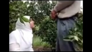 الأب مع بنته في الغيط