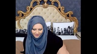 Teaser Thick Girl with Hijab Shaking Fat Ass – SuperJizzCams.com