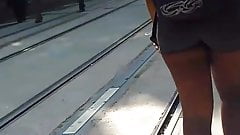 Indo  trabalhar de shortinho socado