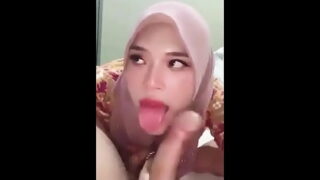 Mahasiswi Hijab Ketagihan Sepong