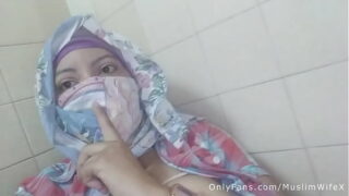 Real Arab عرب وقحة كس Mom Sins In Hijab By Squirting Her Muslim Pussy On Webcam ARABE RELIGIOUS SEX